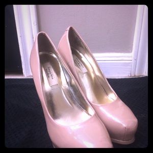 Vera Wang nude pumps